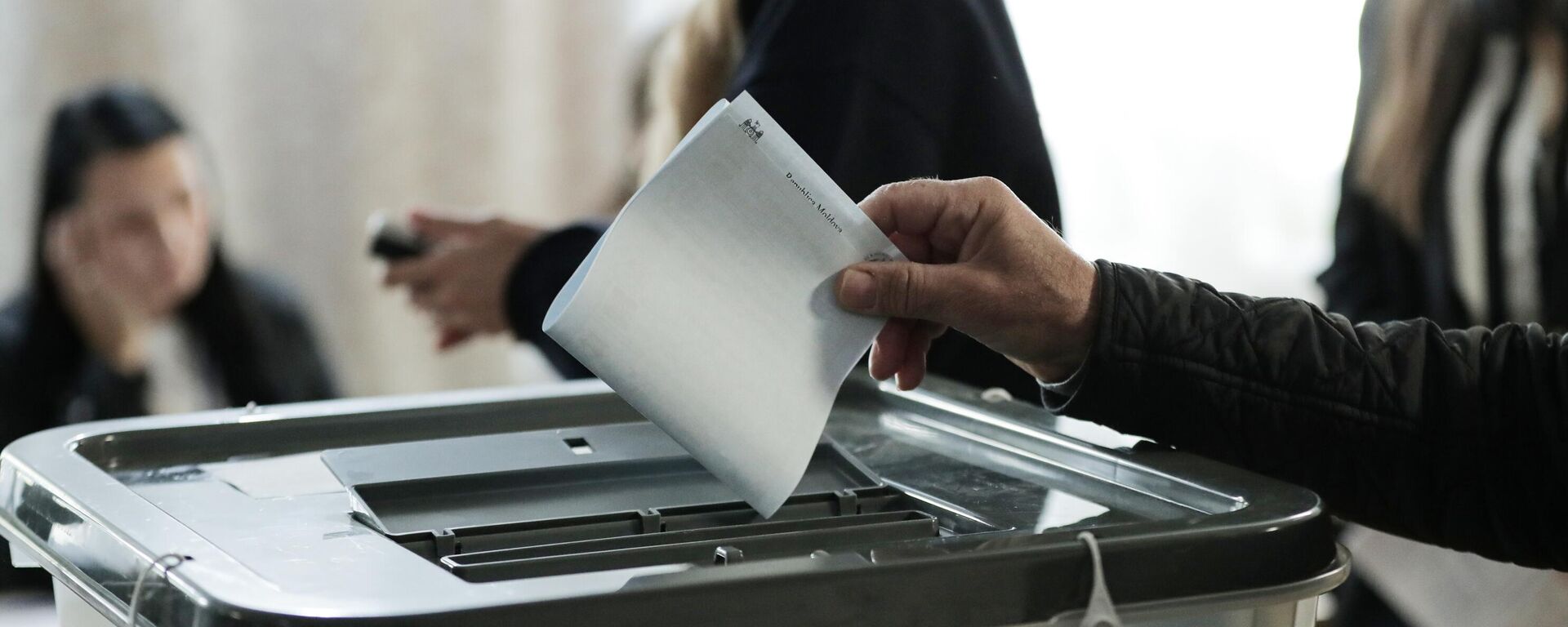 Citizens vote at a polling station in Chisinau during the parliamentary elections. - Sputnik International, 1920, 28.09.2025