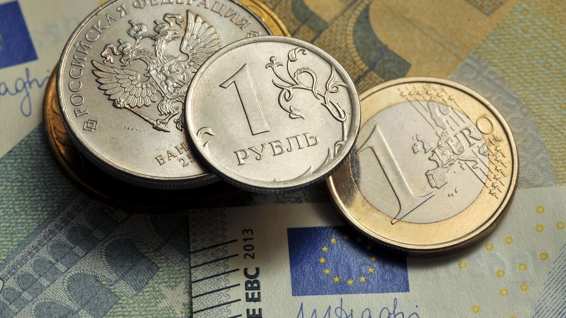 Coins of 1 ruble and 1 euro against the background of a 5 euro banknote. - Sputnik International, 1920, 01.10.2025