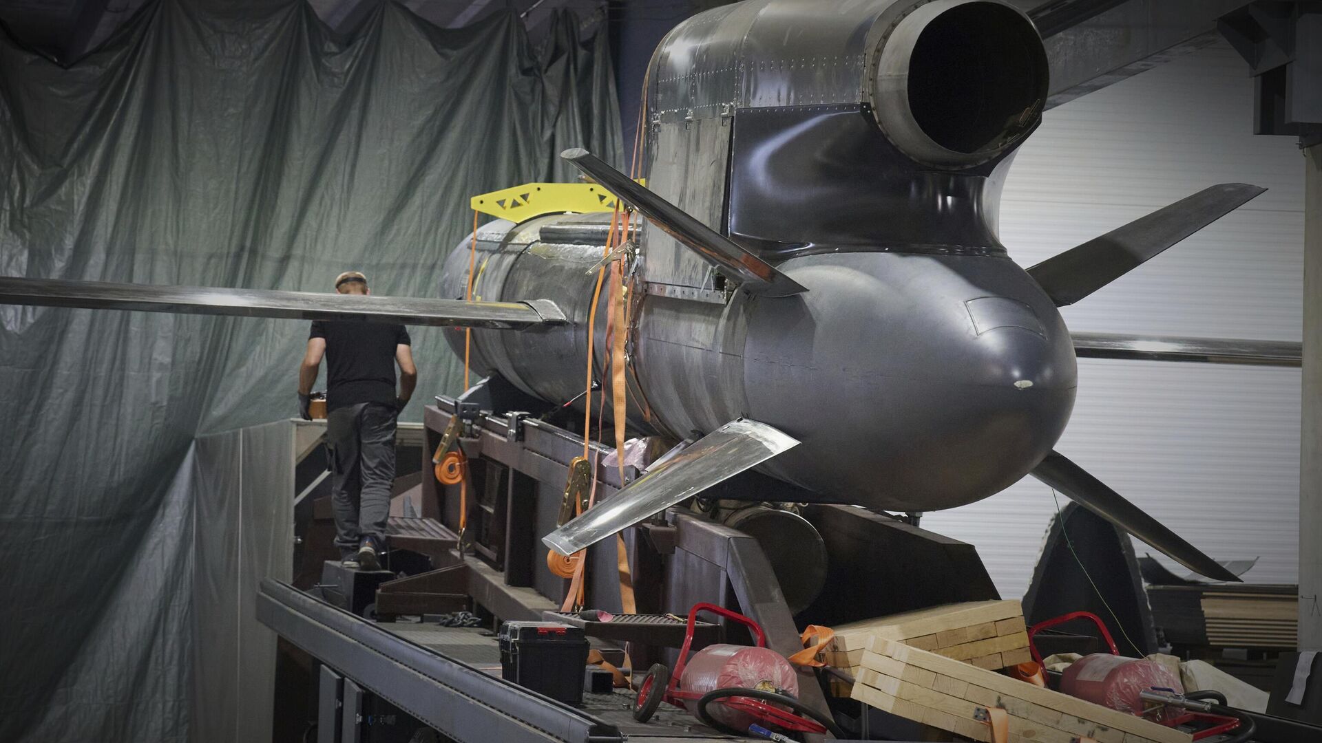 Workers inspect Flamingo missiles a Fire Point's secret factory in Ukraine on Thursday, Aug. 14, 2025.  - Sputnik International, 1920, 02.10.2025
