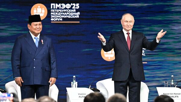 June 20, 2025. Russian President Vladimir Putin at the plenary session of the 28th St. Petersburg International Economic Forum. On the left – Indonesian President Prabowo Subianto. - Sputnik International