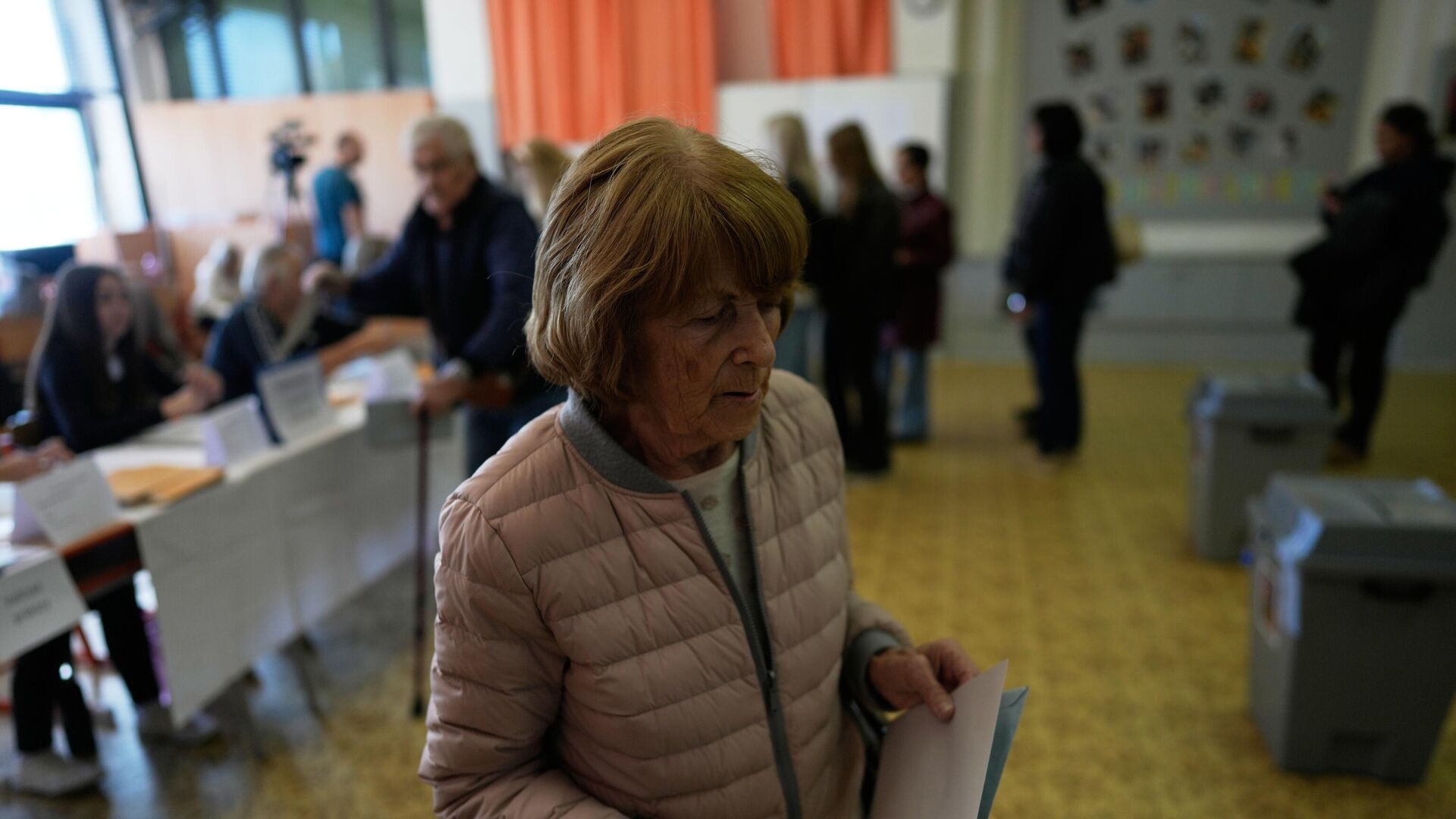 A woman prepares to cast her ballot for a general election at a poling station in Brno, Czech Republic, Friday, Oct. 3, 2025.   A woman prepares to cast her ballot for a general election at a poling station in Brno, Czech Republic, Friday, Oct. 3, 2025.  - Sputnik International, 1920, 04.10.2025
