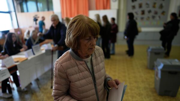  A woman prepares to cast her ballot for a general election at a poling station in Brno, Czech Republic, Friday, Oct. 3, 2025.  - Sputnik International