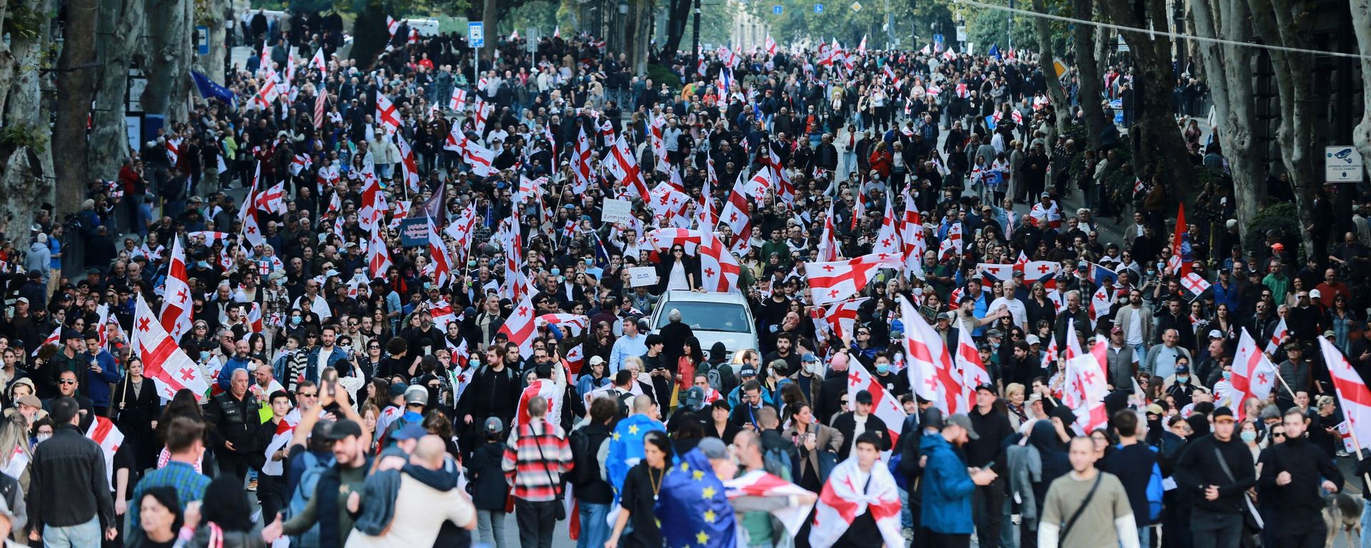 Opposition supporters with Georgian national flags gather in the city center of Tbilisi, Georgia, on Saturday, Oct. 4, 2025, boycotting the municipal elections and call for the release of political opponents. - Sputnik International, 1920, 06.10.2025