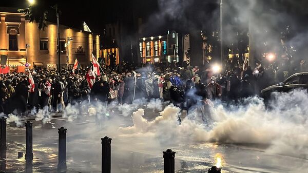 Protesters clash with police in Tbilisi, Georgia. October 4, 2025 - Sputnik International
