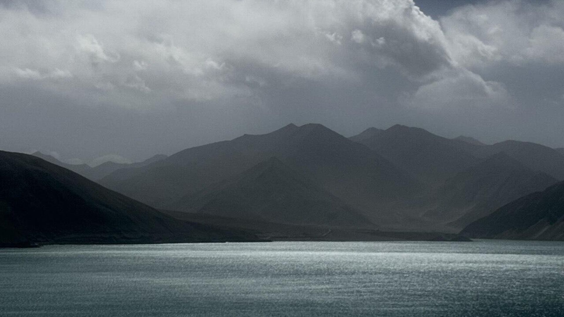 Xinjiang meets Tajik Pamir - at the heavenly White Sand lake. - Sputnik International, 1920, 08.10.2025