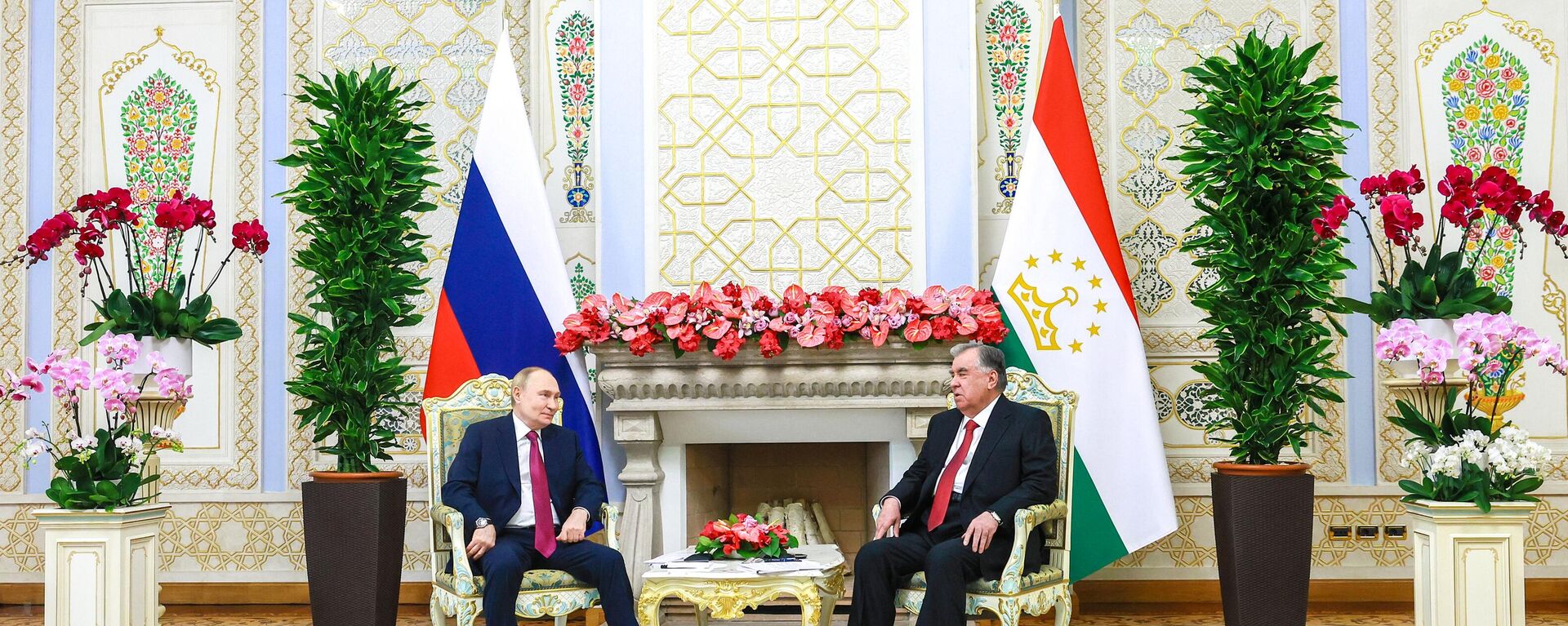 Russian President Vladimir Putin and Tajik President Emomali Rahmon in Dushanbe - Sputnik International, 1920, 09.10.2025