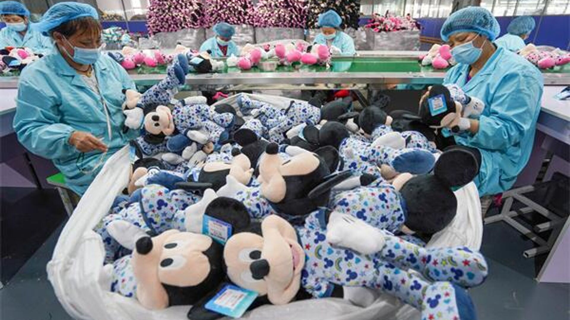 Workers work at a plush toy factory in Jinhuai village of Yangzhou, East China's Jiangsu province. File photo. Workers work at a plush toy factory in Jinhuai village of Yangzhou, East China's Jiangsu province. File photo. - Sputnik International, 1920, 11.10.2025