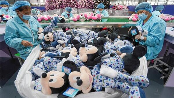 Workers work at a plush toy factory in Jinhuai village of Yangzhou, East China's Jiangsu province. File photo. - Sputnik International