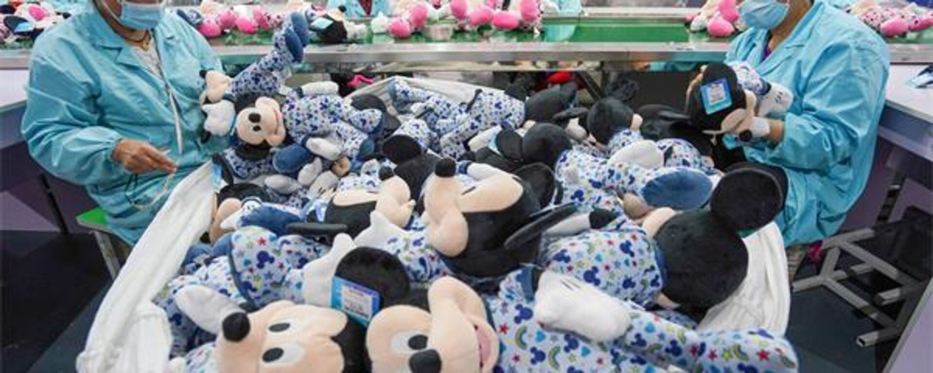 Workers work at a plush toy factory in Jinhuai village of Yangzhou, East China's Jiangsu province. File photo. Workers work at a plush toy factory in Jinhuai village of Yangzhou, East China's Jiangsu province. File photo. - Sputnik International, 1920, 11.10.2025