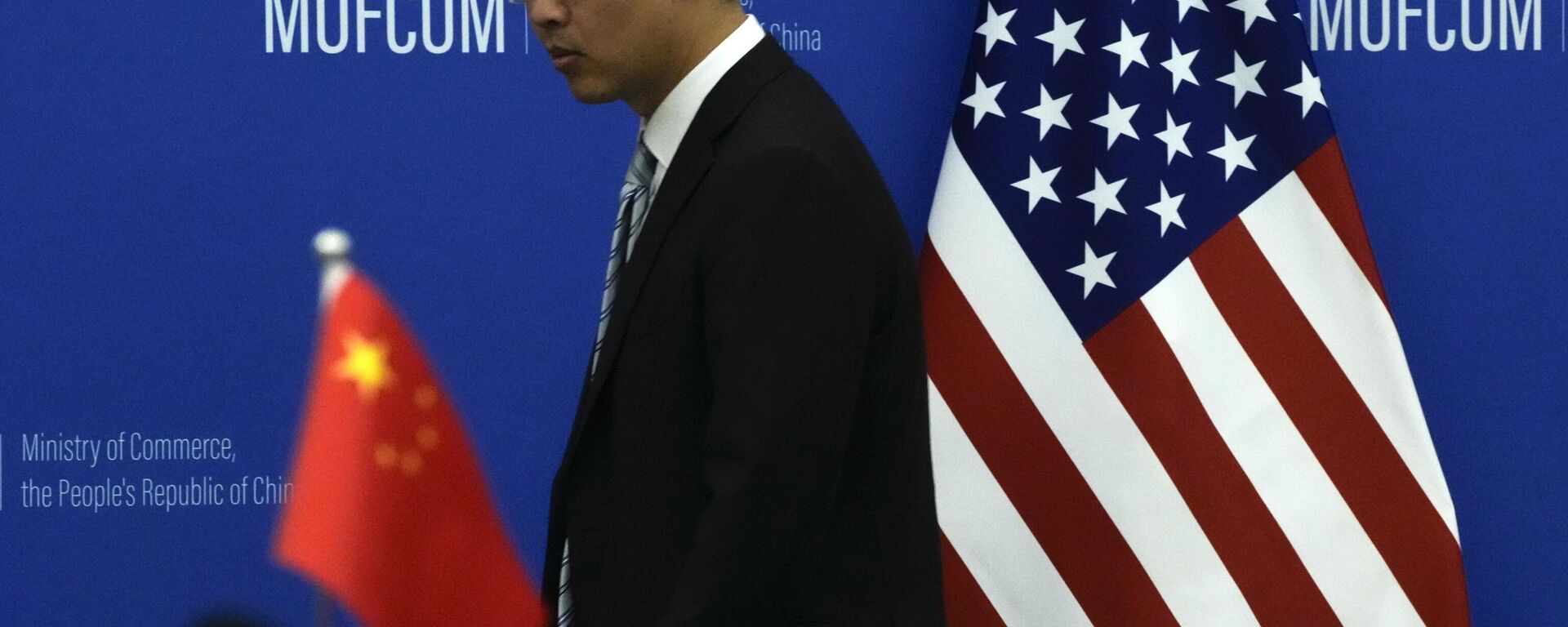 The China and US national flags before a meeting between Commerce Secretary Gina Raimondo and Chinese Minister of Commerce Wang Wentao at the Ministry of Commerce - Sputnik International, 1920, 12.10.2025