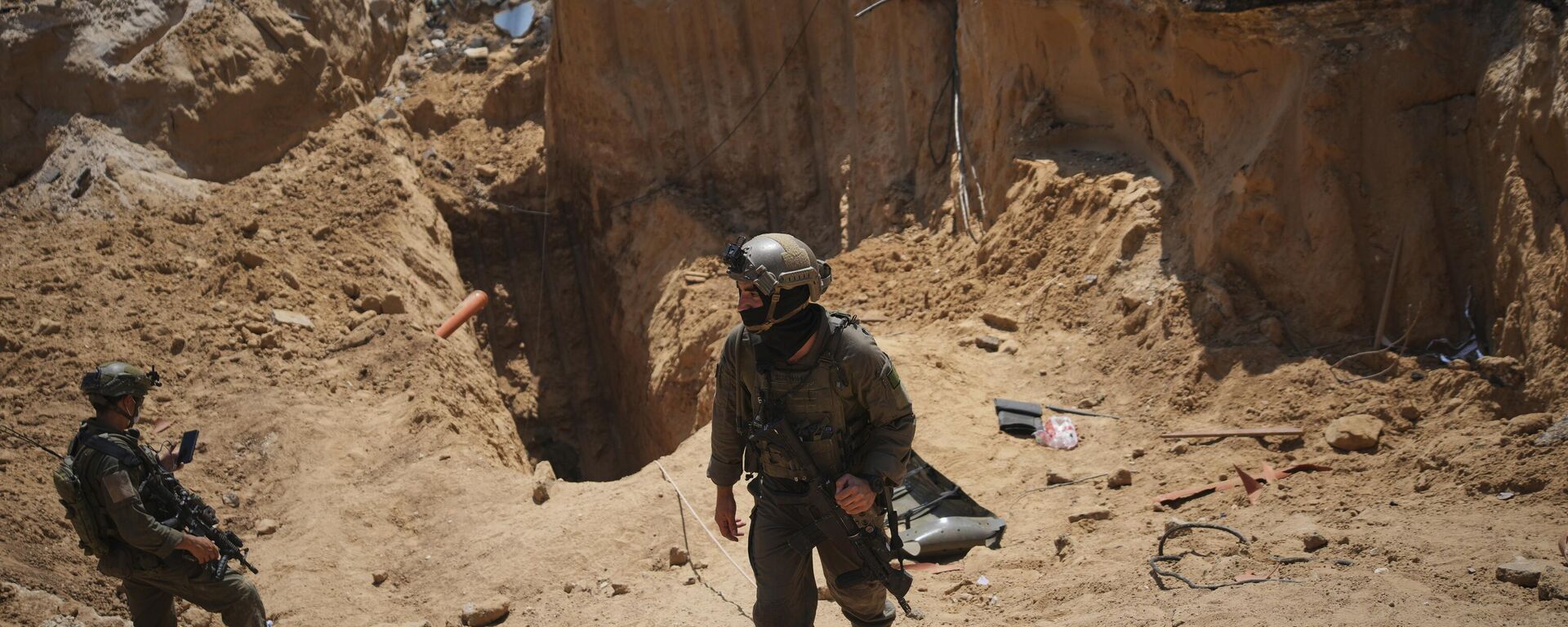 Israeli soldiers stand next to an entrance of a tunnel under the European Hospital in Khan Younis in southern Gaza, where the Israeli military claims that Hamas militants operated, on Sunday, June 8, 2025. ( - Sputnik International, 1920, 12.10.2025