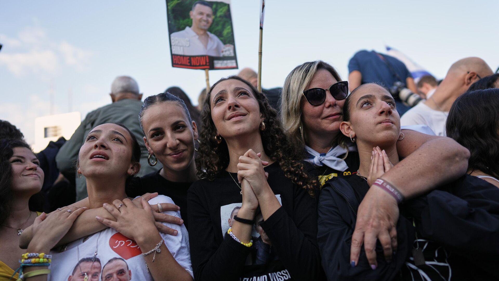 People react in anticipation of the release of Israeli hostages held in Gaza during a gathering at a plaza known as hostages square in Tel Aviv, Israel, Monday, Oct. 13, 2025. People react in anticipation of the release of Israeli hostages held in Gaza during a gathering at a plaza known as hostages square in Tel Aviv, Israel, Monday, Oct. 13, 2025. - Sputnik International, 1920, 13.10.2025