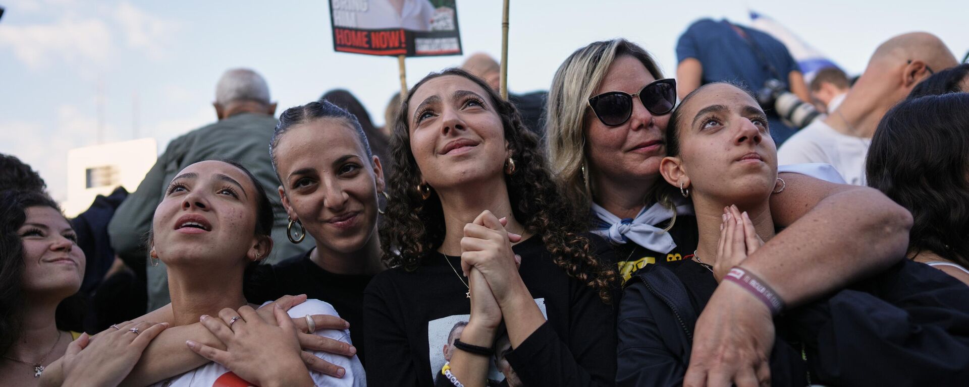 People react in anticipation of the release of Israeli hostages held in Gaza during a gathering at a plaza known as hostages square in Tel Aviv, Israel, Monday, Oct. 13, 2025.  - Sputnik International, 1920, 13.10.2025