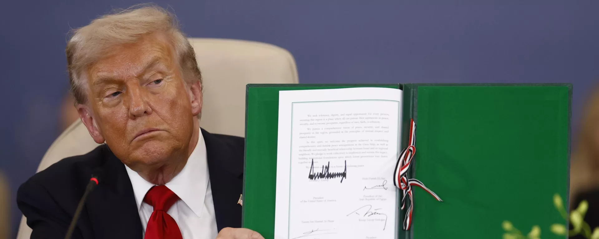 President Donald Trump shows a signed document during the signature ceremony at the Gaza International Peace Summit, in Sharm el-Sheikh, Egypt, Monday, Oct.13 2025. - Sputnik International, 1920, 13.10.2025