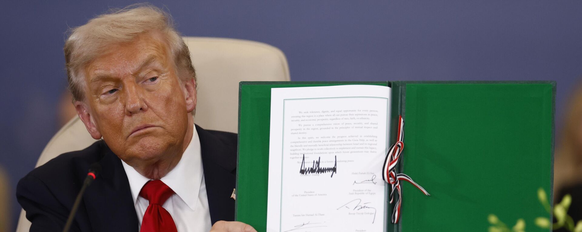 President Donald Trump shows a signed document during the signature ceremony at the Gaza International Peace Summit, in Sharm el-Sheikh, Egypt, Monday, Oct.13 2025. President Donald Trump shows a signed document during the signature ceremony at the Gaza International Peace Summit, in Sharm el-Sheikh, Egypt, Monday, Oct.13 2025. - Sputnik International, 1920, 13.10.2025