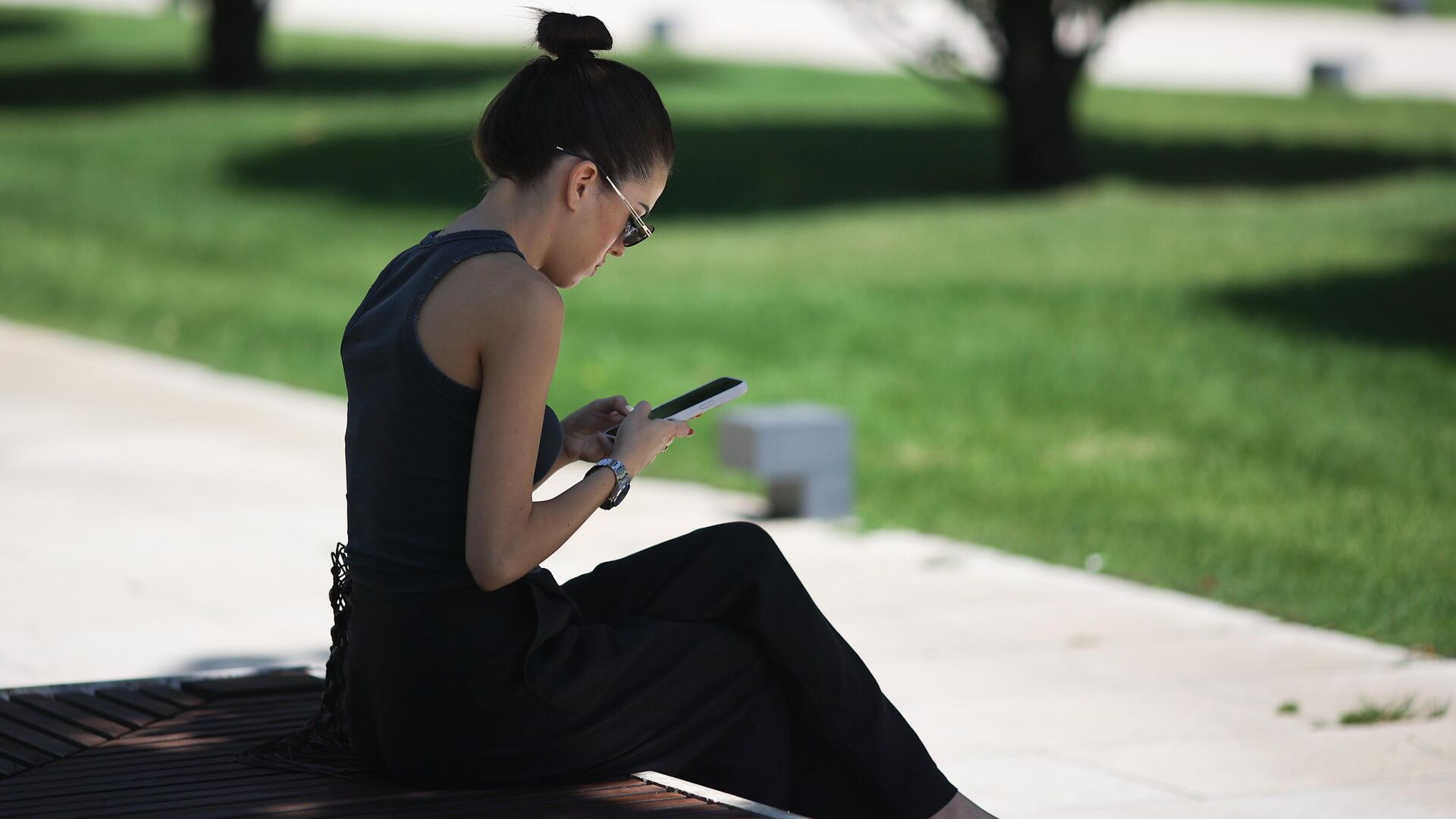 Girl with a phone - Sputnik International, 1920, 15.10.2025