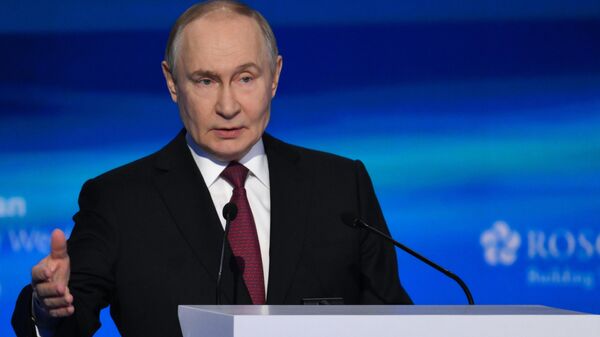 Russian President Vladimir Putin at the plenary session of the Russian Energy Week forum - Sputnik International