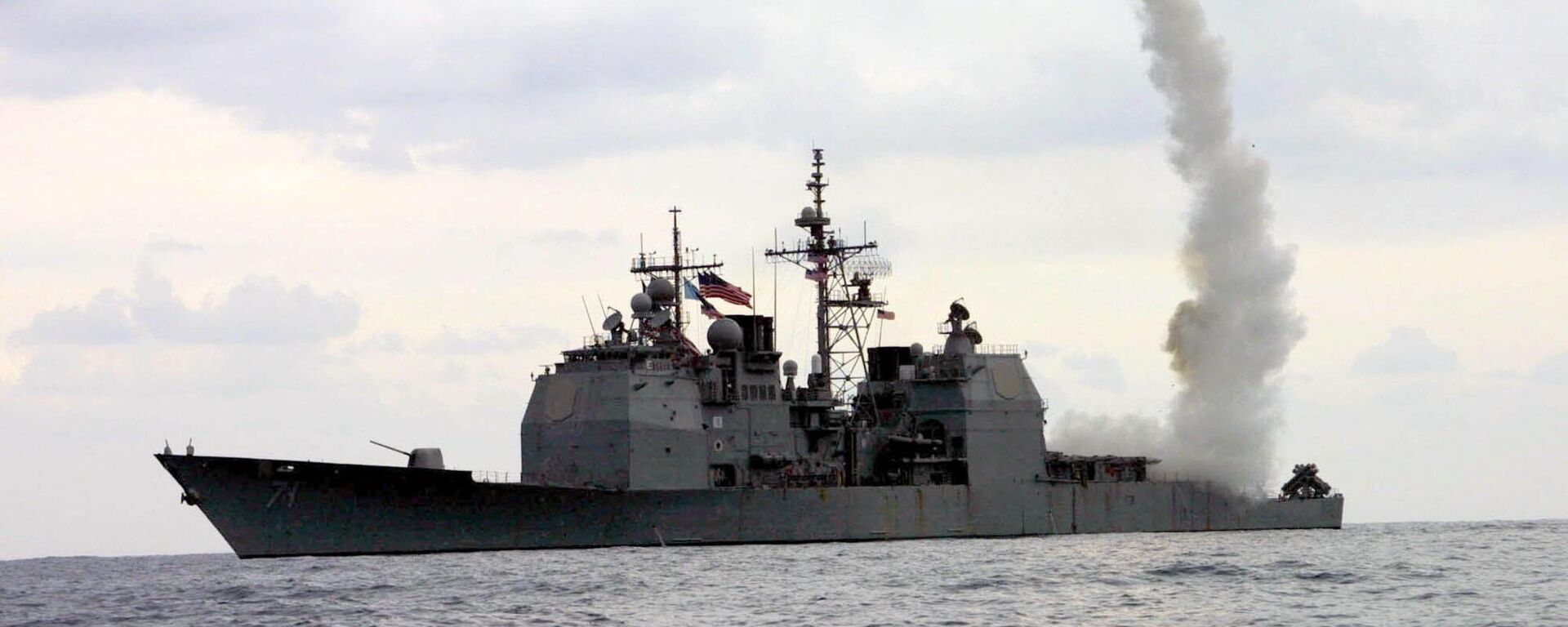 A Tomahawk Land Attack Missile (TLAM) launches from the guided missile cruiser USS Cape St. George (CG 71), in operation in the Mediterranean Sea, on March 23, 2003 - Sputnik International, 1920, 17.10.2025