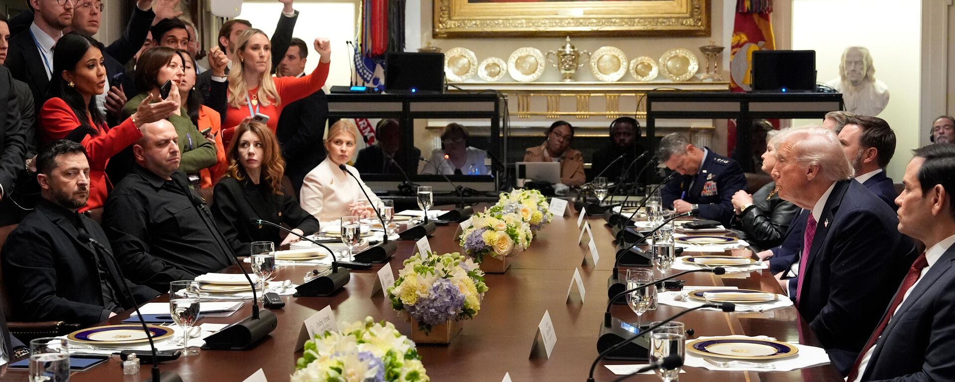 President Donald Trump, second right, and Ukraine's President Volodymyr Zelenskyy, seated left, sit as reporters as questions before a lunch in the Cabinet Room of the White House, Friday, Oct. 17, 2025, in Washington. - Sputnik International, 1920, 17.10.2025