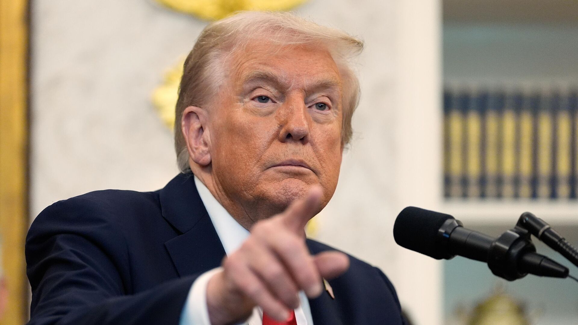 President Donald Trump speaks in the Oval Office of the White House, Thursday, Oct. 16, 2025, in Washington - Sputnik International, 1920, 04.11.2025