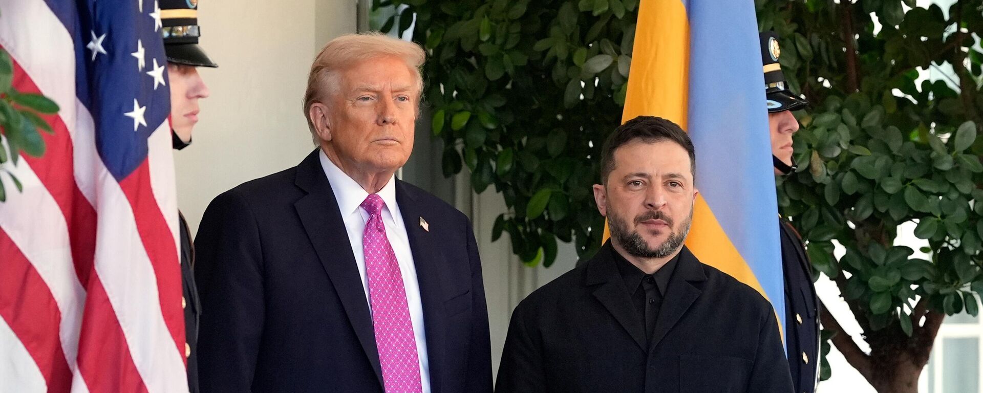 President Donald Trump, left, greets Ukraine's Volodymyr Zelensky at the White House, Friday, Oct. 17, 2025, in Washington.  President Donald Trump, left, greets Ukraine's Volodymyr Zelensky at the White House, Friday, Oct. 17, 2025, in Washington.  - Sputnik International, 1920, 18.10.2025