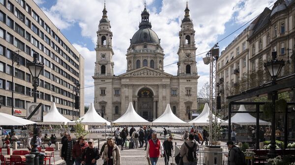 Tourists walk in front of St. Stephen's Basilica in Budapest on Thursday, April 27, 2023. - Sputnik International