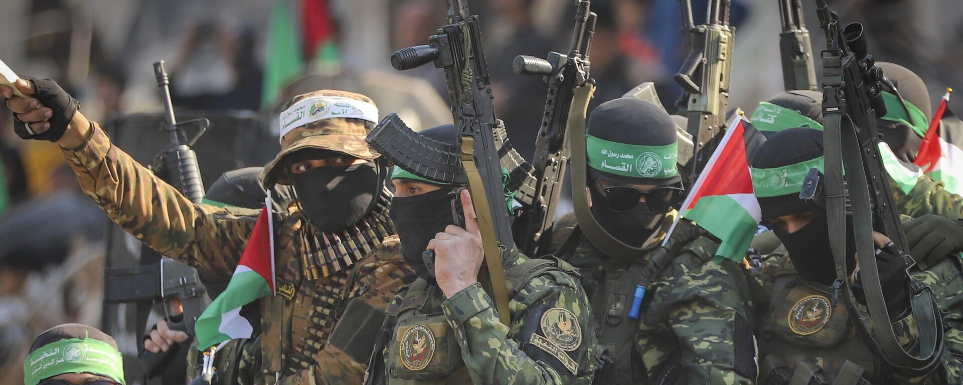 Hamas fighters arrive in a pick-up truck to the site of the hand over of hostage Agam Beger to the Red Cross at the Jabalya refugee camp in Gaza City, Thursday Jan. 30, 2025 - Sputnik International, 1920, 28.10.2025