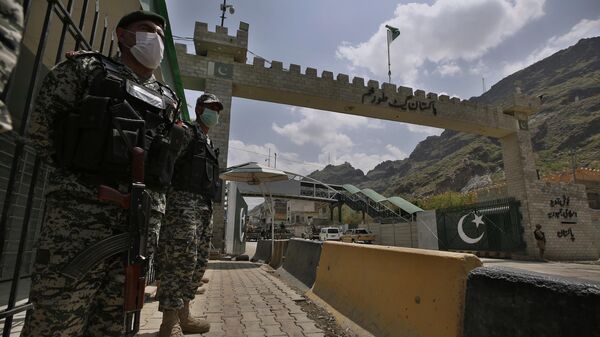 Pakistani paramilitary soldiers stand guard at Torkham border crossing, in Khyber district, Pakistan, Tuesday, Aug. 3, 2021 - Sputnik International
