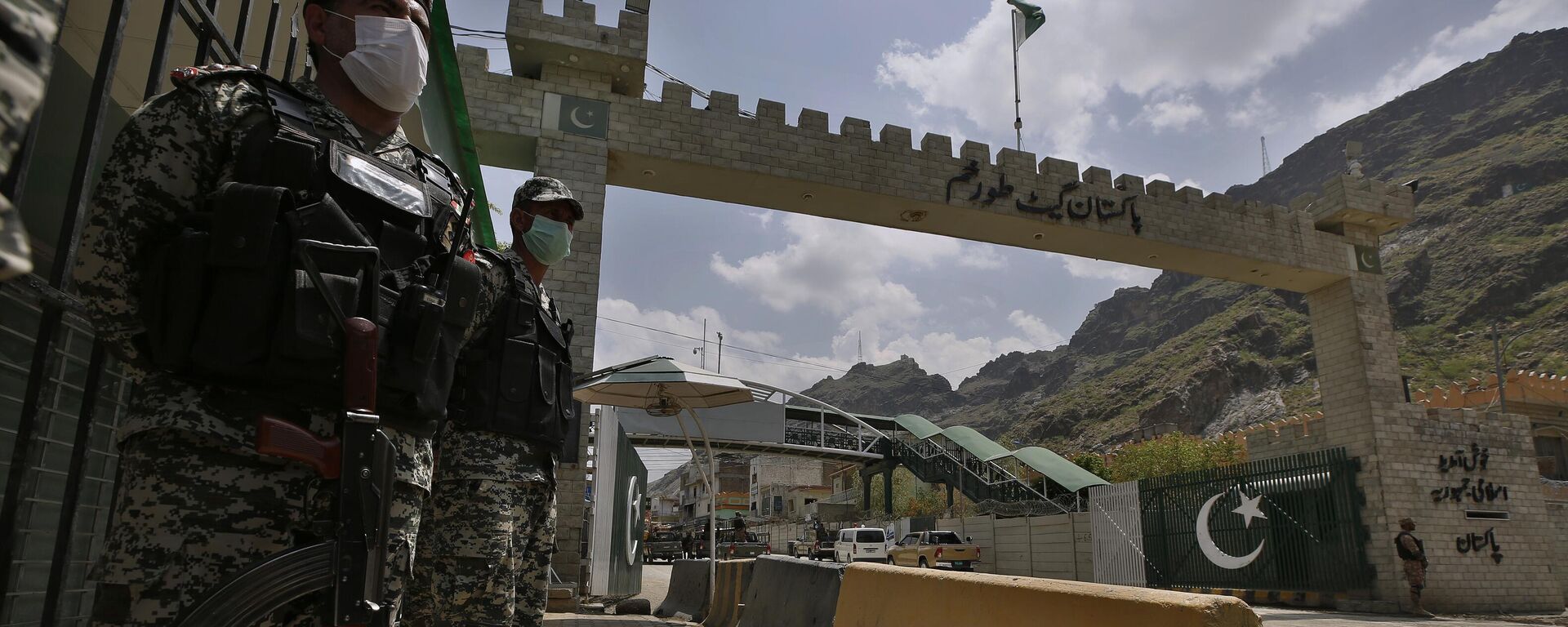 Pakistani paramilitary soldiers stand guard at Torkham border crossing, in Khyber district, Pakistan, Tuesday, Aug. 3, 2021 - Sputnik International, 1920, 19.10.2025