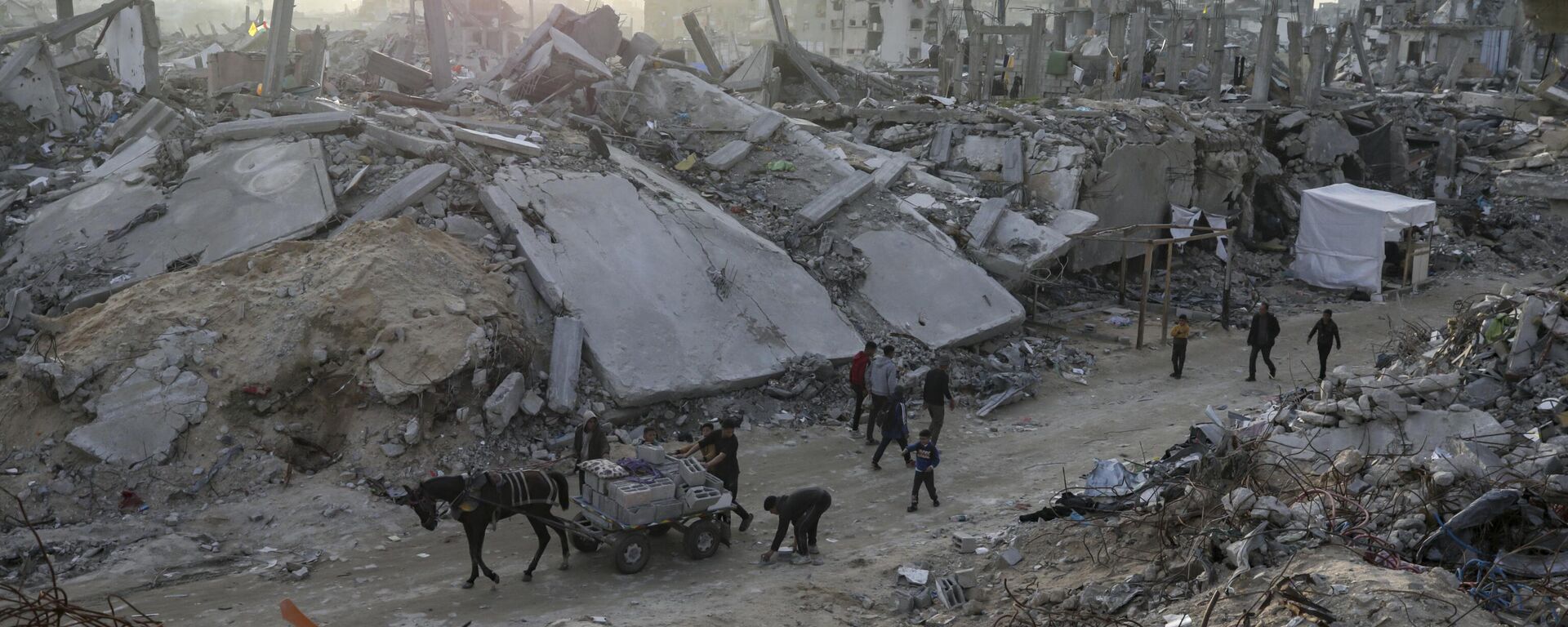 People walk amid the destruction caused by the Israeli air and ground offensive in Jabaliya, Gaza Strip, on Tuesday, Feb. 18, 2025 People walk amid the destruction caused by the Israeli air and ground offensive in Jabaliya, Gaza Strip, on Tuesday, Feb. 18, 2025 - Sputnik International, 1920, 21.10.2025