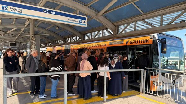Sputnik Turkiye’s newly branded metrobuses have begun operating in Istanbul  - Sputnik International