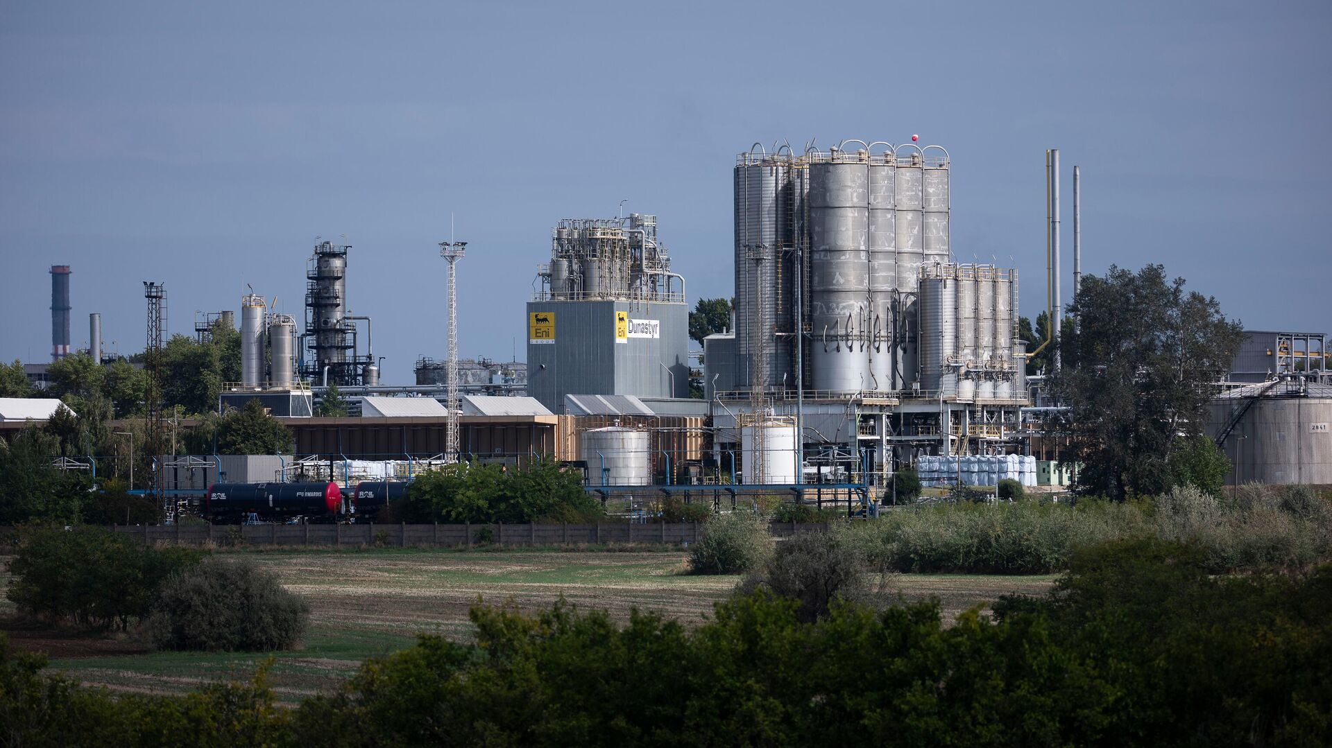 A general view of MOL's Danube refinery which produces fuel from Russian crude oil in Százhalombatta, Hungary, on Sept. 27, 2025. A general view of MOL's Danube refinery which produces fuel from Russian crude oil in Százhalombatta, Hungary, on Sept. 27, 2025. - Sputnik International, 1920, 23.10.2025