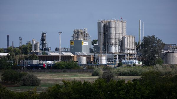 A general view of MOL's Danube refinery which produces fuel from Russian crude oil in Százhalombatta, Hungary, on Sept. 27, 2025. - Sputnik International