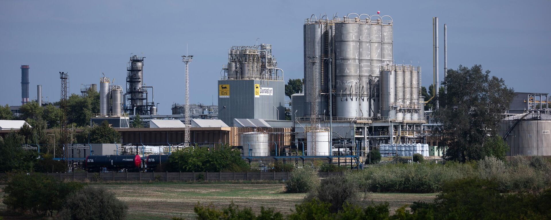 A general view of MOL's Danube refinery which produces fuel from Russian crude oil in Százhalombatta, Hungary, on Sept. 27, 2025. - Sputnik International, 1920, 23.10.2025