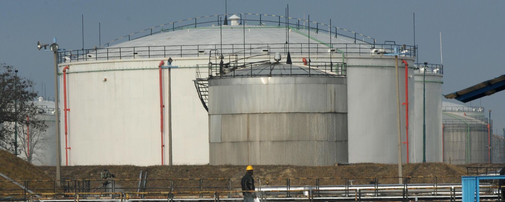 An engineer of the Hungarian Oil and Gas Company (MOL) checks the receiving area of the Druzhba (Friendship) oil pipeline in the country's largest oil refinery in Szazhalombata, south of Budapest, Hungary. File ph - Sputnik International, 1920, 19.03.2026