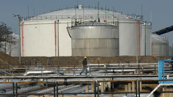An engineer of the Hungarian Oil and Gas Company (MOL) checks the receiving area of the Druzhba (Friendship) oil pipeline in the country's largest oil refinery in Szazhalombata, south of Budapest, Hungary. File ph - Sputnik International