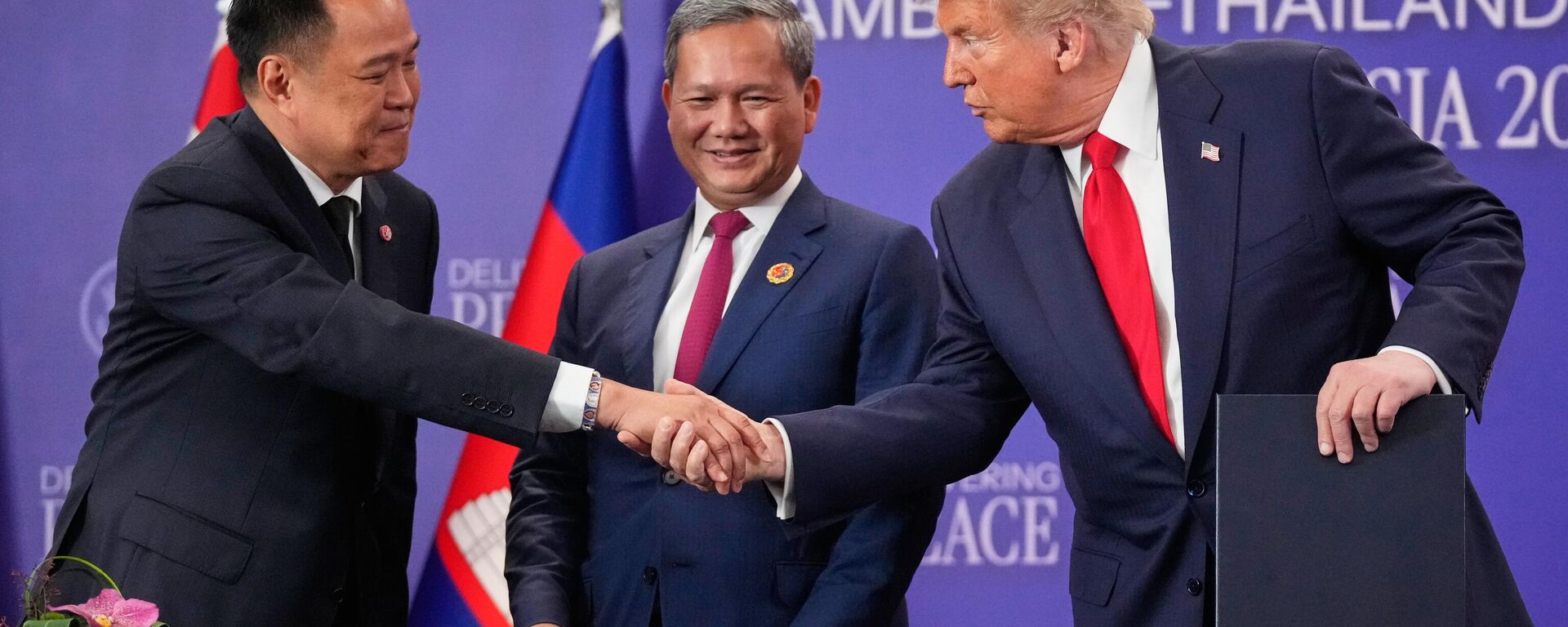 President Donald Trump shakes hands with Thailand's Prime Minister Anutin Charnvirakul, left, as Cambodian Prime Minister Hun Manet watches during a signing ceremony on the sidelines of the ASEAN Summit in Kuala Lumpur, Malaysia, Sunday, Oct. 26, 2025. - Sputnik International, 1920, 26.10.2025