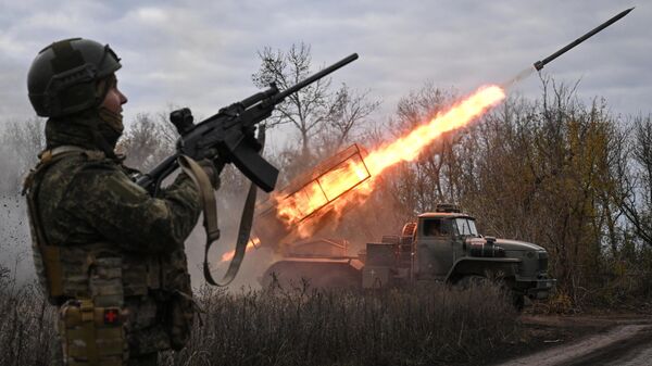 Russian servicemen of the Tsentr (Centre) Group of Forces fire a BM-21 Grad multiple rocket launcher towards Ukrainian positions. - Sputnik International