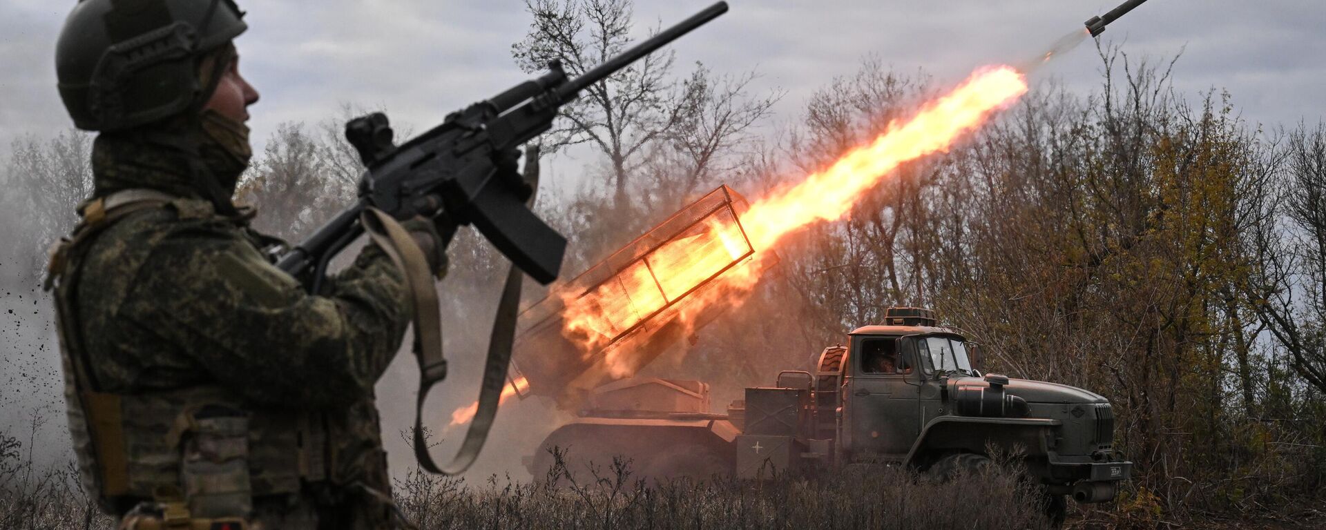 Russian servicemen of the Tsentr (Centre) Group of Forces fire a BM-21 Grad multiple rocket launcher towards Ukrainian positions. - Sputnik International, 1920, 29.10.2025