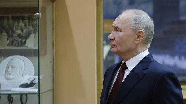 Russian President Vladimir Putin during a tour of the Lomonosov Moscow State University History Museum. - Sputnik International
