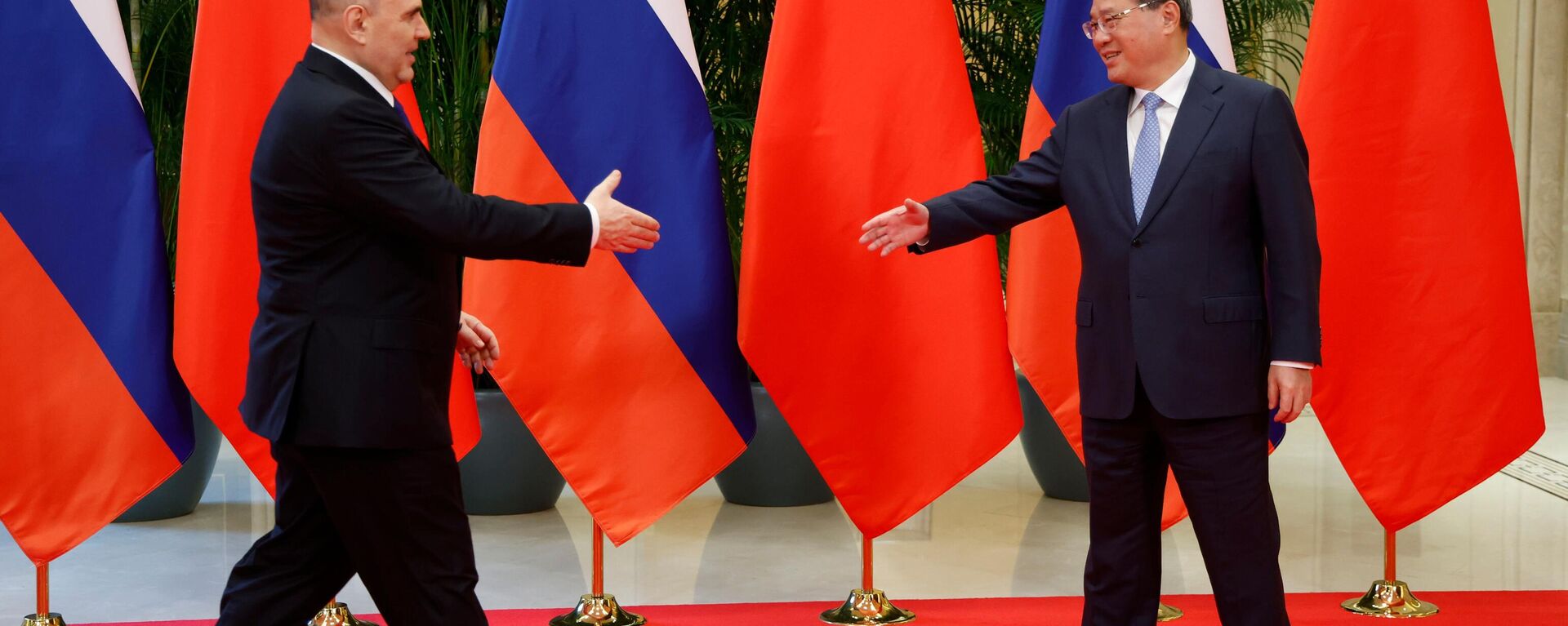 Russian Prime Minister Mikhail Mishustin and Chinese Premier Li Qiang - Sputnik International, 1920, 03.11.2025