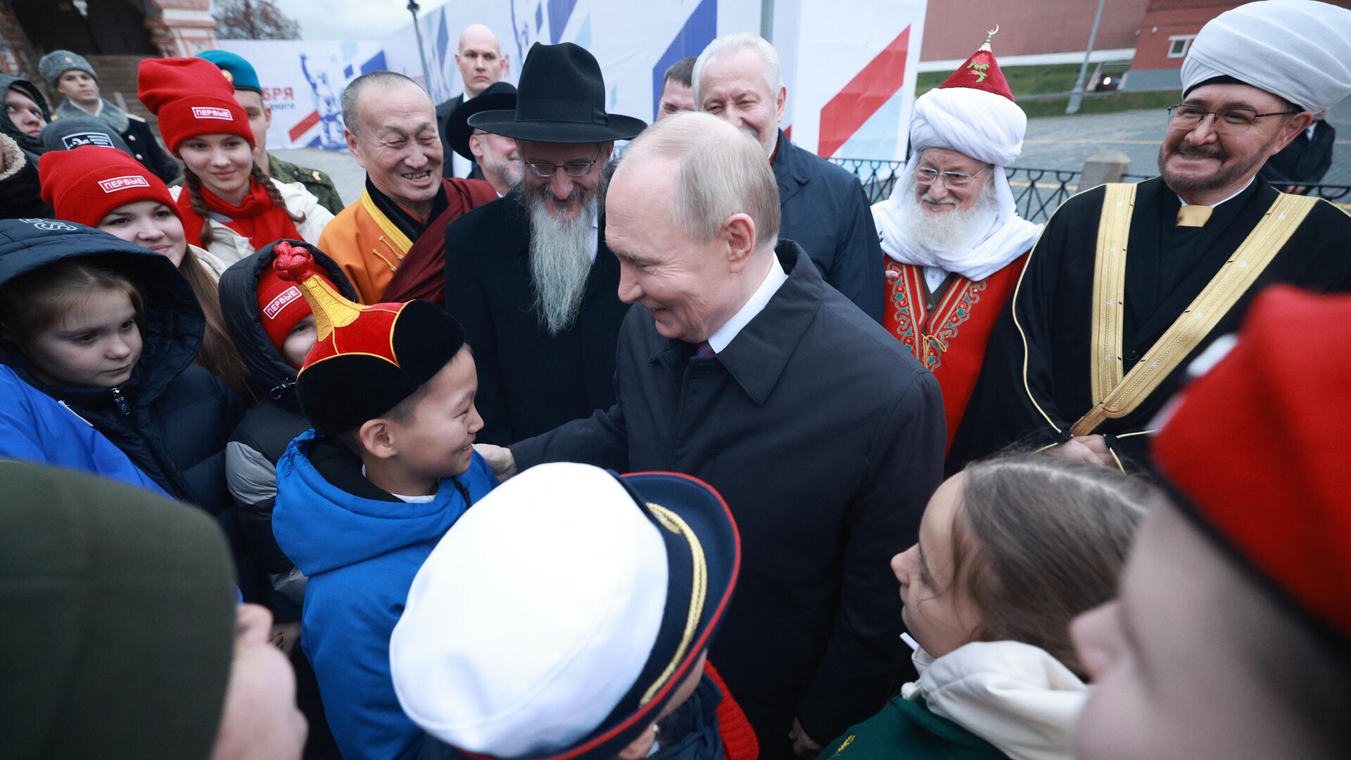 Russian President Vladimir Putin lays flowers at the Minin and Pozharsky monument on National Unity Day, November 4 - Sputnik International, 1920, 04.11.2025
