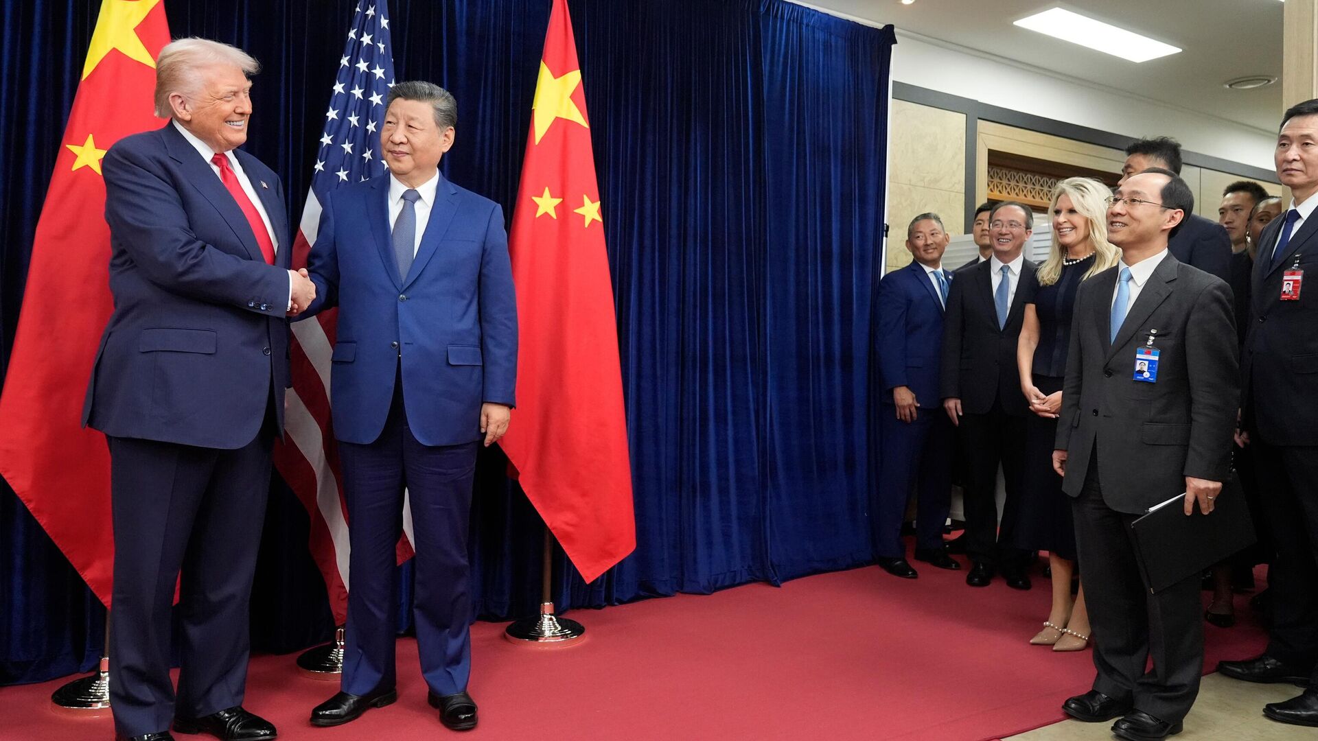 President Donald Trump, left, and Chinese President Xi Jinping shake hands before their meeting at Gimhae International Airport in Busan, South Korea, Thursday, Oct. 30, 2025. President Donald Trump, left, and Chinese President Xi Jinping shake hands before their meeting at Gimhae International Airport in Busan, South Korea, Thursday, Oct. 30, 2025. - Sputnik International, 1920, 05.11.2025