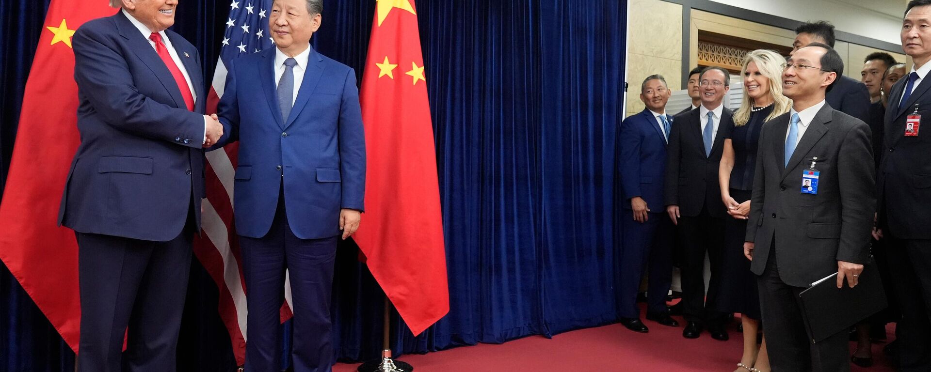 President Donald Trump, left, and Chinese President Xi Jinping shake hands before their meeting at Gimhae International Airport in Busan, South Korea, Thursday, Oct. 30, 2025.  - Sputnik International, 1920, 05.11.2025