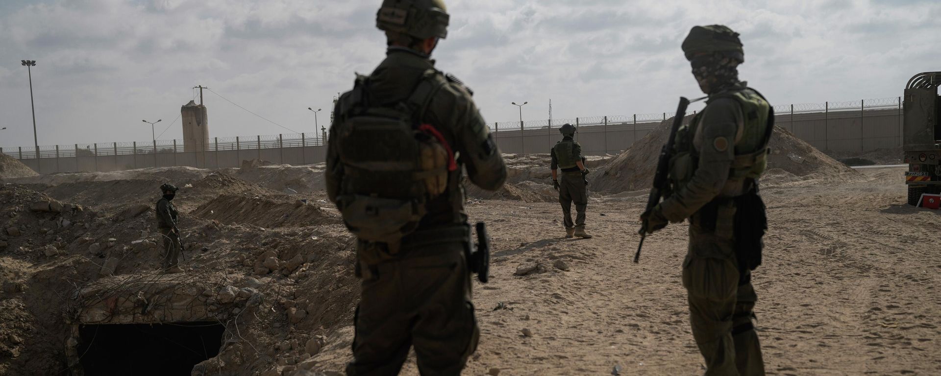 Israeli soldiers take up positions next to an entrance of a tunnel which the military says Hamas militants used in the southern Gaza Strip. - Sputnik International, 1920, 16.05.2026