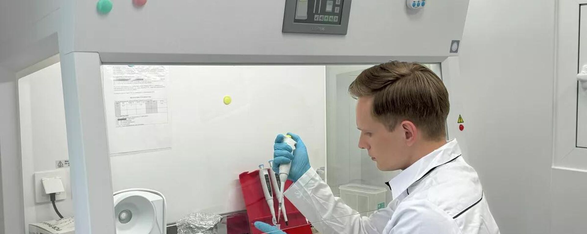 Junior researcher at the AquaBioSafe laboratory at Tyumen State University, Artem Belyaev - Sputnik International, 1920, 09.11.2025