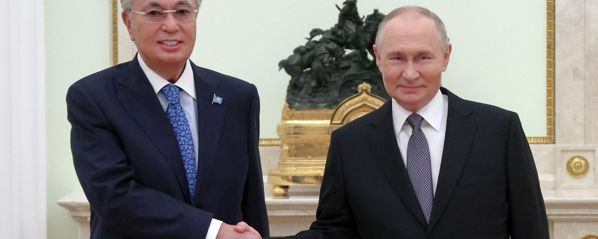 Russian President Vladimir Putin and Kazakh President Kassym-Jomart Tokayev Russian President Vladimir Putin and Kazakh President Kassym-Jomart Tokayev - Sputnik International, 1920, 12.11.2025