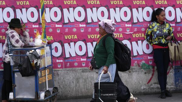 Posters promoting the no vote in a referendum on allowing foreign military bases and convening a Constituent Assembly to draft a new Constitution cover a wall in Quito, Ecuador, Wednesday, Nov. 12, 2025 - Sputnik International