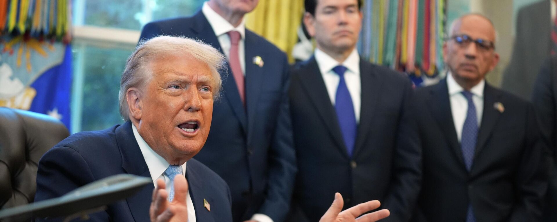 President Donald Trump answers questions from reporters during a meeting with the White House task force on the 2026 FIFA World Cup in the Oval Office of the White House, Monday, Nov. 17, 2025 - Sputnik International, 1920, 18.11.2025