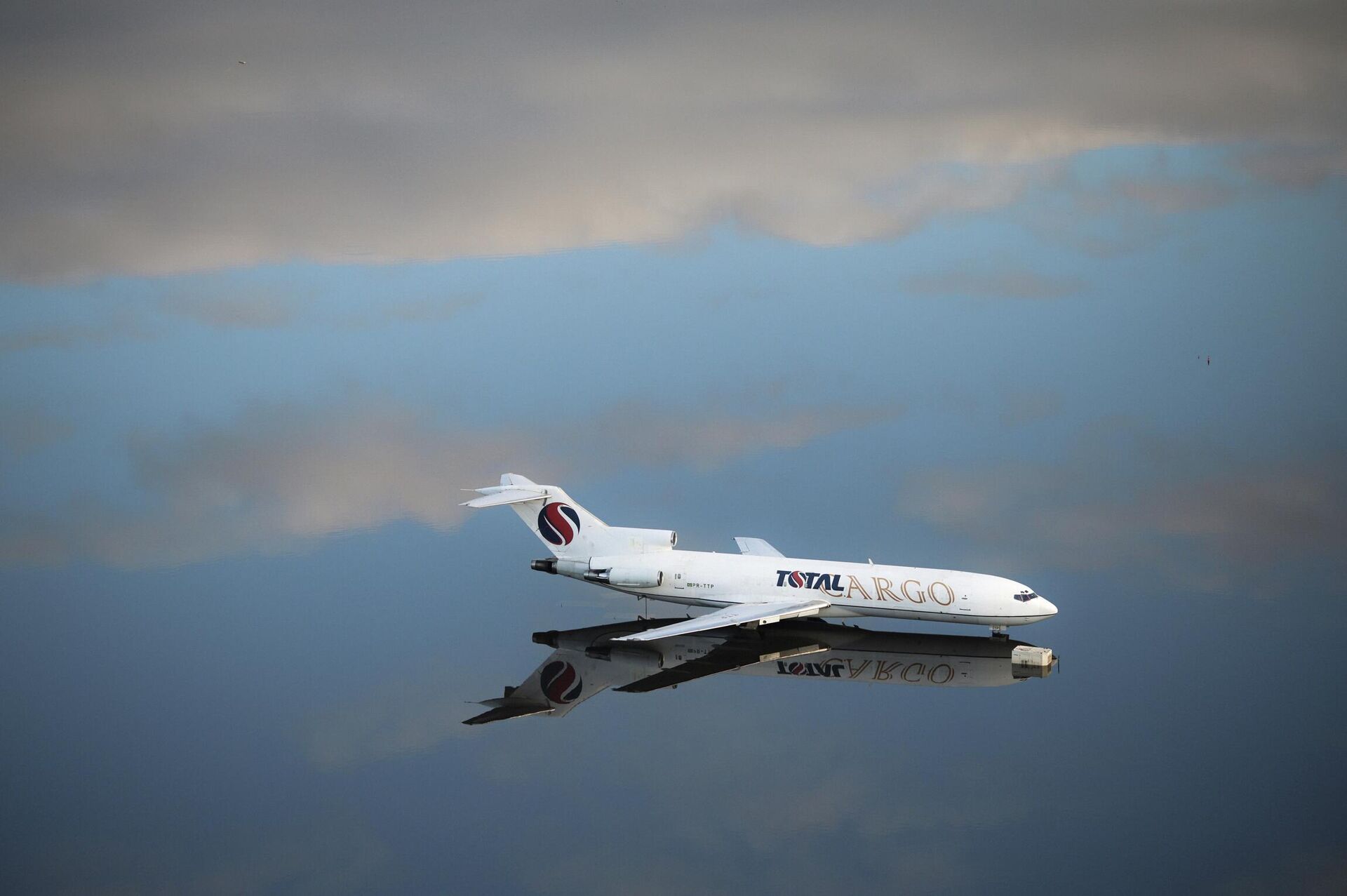 Aircraft on the tarmac of the flooded airport Aircraft on the tarmac of the flooded airport - Sputnik International, 1920, 18.11.2025